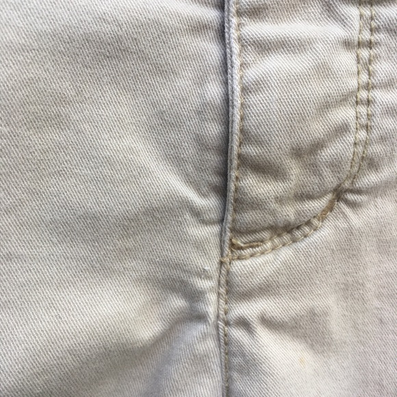 Pre-Loved American Eagle Khaki Shorts Size 8 - Picture 5 of 14